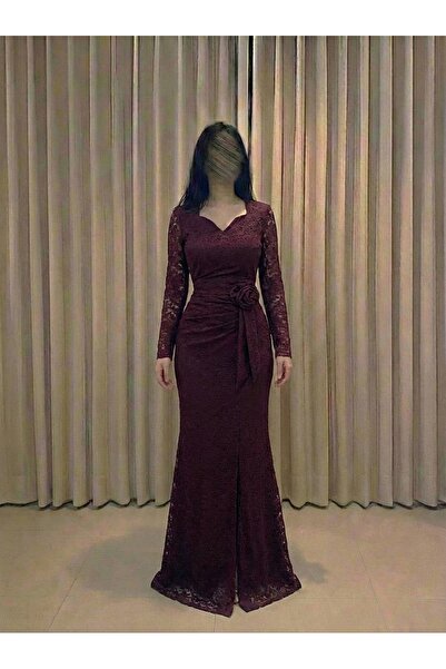 DUBAİ An elegant lace dress that combines sophistication and femininity, made...