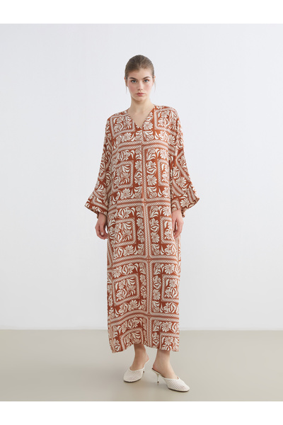 LC Waikiki فستان طويل منقوش برقبة على شكل حرف V