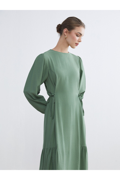 LC Waikiki فستان مكشكش بياقة دائرية.