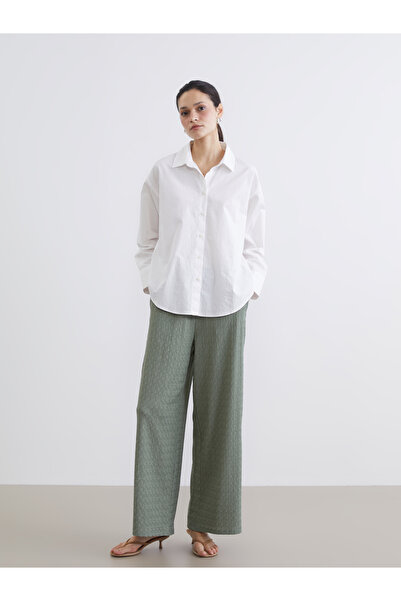 LC Waikiki بنطال واسع الساقين ذو ملمس مميز وخصر مطاطي.