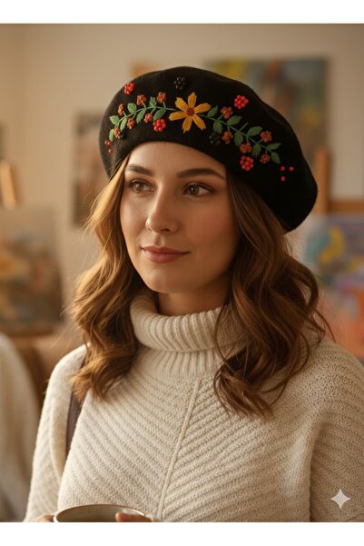 El Emeği Atölye Arakne Nakışlı ve Boncuklu Çiçek Desenli Siyah Keçe Ressam Bere