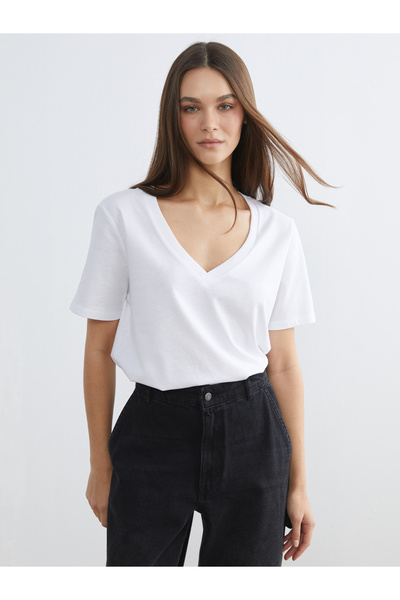 LC Waikiki تيشيرت نسائي بياقة على شكل حرف V