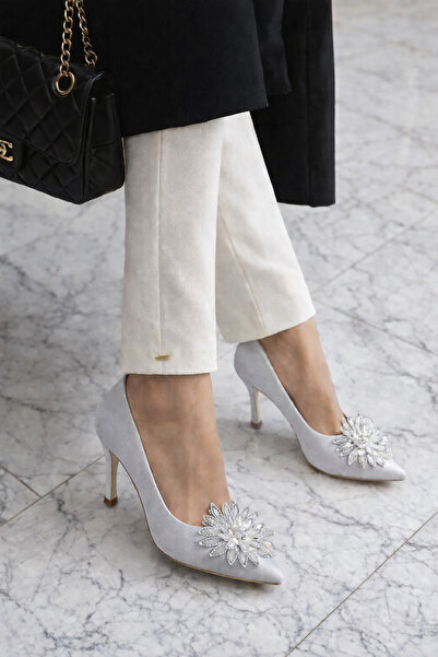 Gold Step ✨ Taş Detaylı Çiçek Aplikeli Kadın Topuklu Ayakkabı (Gri & Siyah) –...