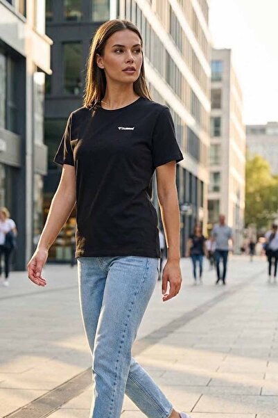 hummel Відкрийте для себе вуличний стиль: чорна футболка та Archive V2 Studio