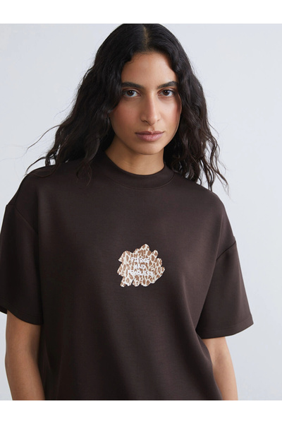 LC Waikiki Γυναικείο μπλουζάκι LCW Modest σε καφέ χρώμα με στάμπα και λαιμόκο...