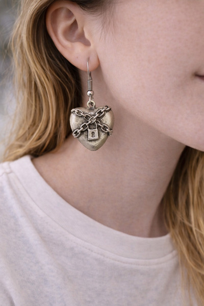 HER ŞEY NOTA www.herseynota.com Chain Detailed Heart Shaped Thin Metal Dangle...