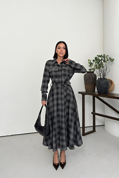 MOZENA فستان قميص طويل بحزام على الخصر ونقشة منقوشة مع تفاصيل جيوب