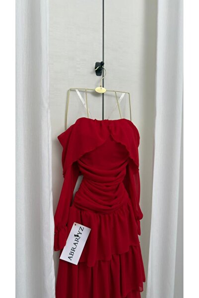 ABRARYZ Layan's dress is red