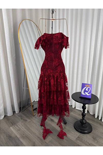Kendallksa A glamorous red evening gown with a French design, crafted from lu...