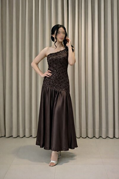 WOW A stunning black evening dress, designed with a one-shoulder neckline tha...