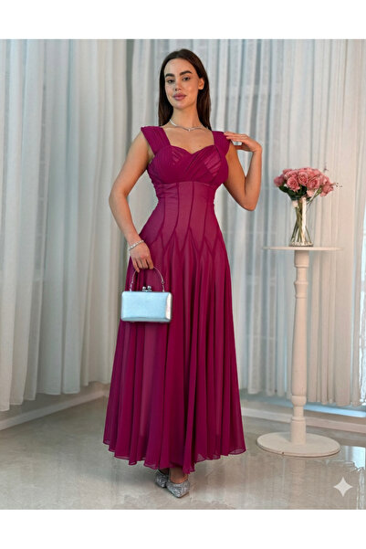 ALGOOD Elegant fuchsia dress with a soft design and a distinctive chiffon bod...