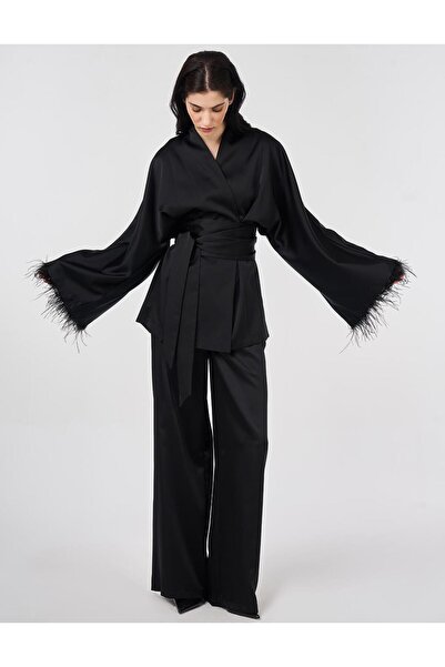 Kayra طقم أوتريش من الساتان بتفاصيل مفصلة باللون الأسود