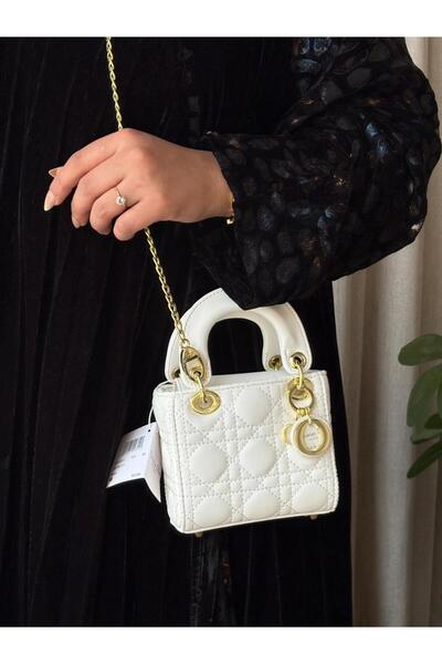 GENERAL A luxurious and exclusive women's shoulder bag with an elegant and cl...