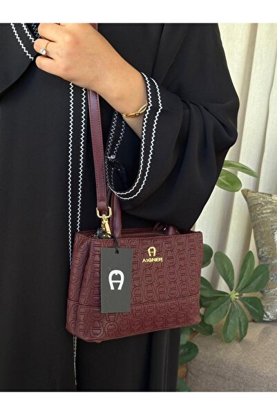 GENERAL A luxurious and exclusive women's shoulder bag with an elegant and cl...