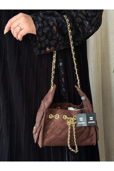 GENERAL A luxurious and exclusive women's shoulder bag with an elegant and cl...