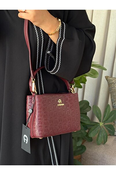 GENERAL A luxurious and exclusive women's shoulder bag with an elegant and cl...