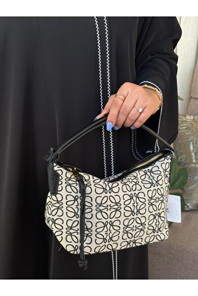 GENERAL A luxurious and exclusive women's shoulder bag with an elegant and cl...