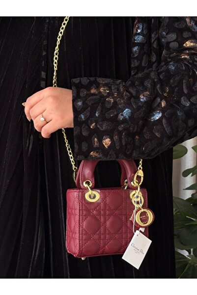 GENERAL A luxurious and exclusive women's shoulder bag with an elegant and cl...