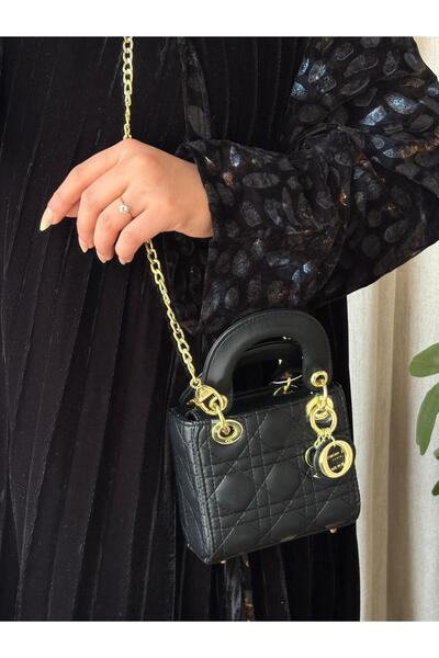 GENERAL A luxurious and exclusive women's shoulder bag with an elegant and cl...