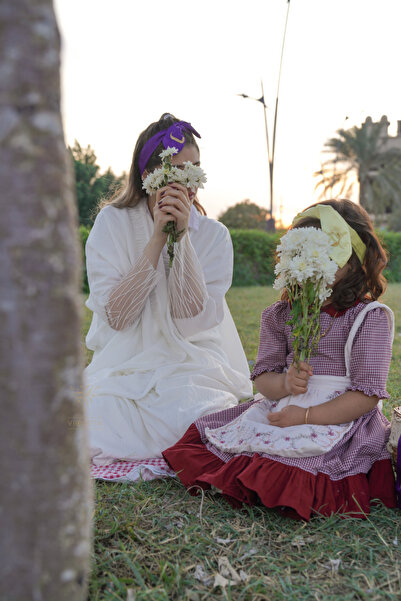 outline A stylish hair tie with your favorite letter (letter M)