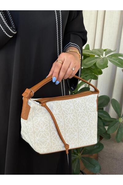 GENERAL A luxurious and exclusive women's shoulder bag with an elegant and cl...