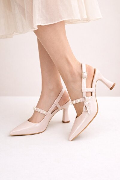 Peta Γυναικεία παπούτσια με μυτερή μύτη, λεπτή φτέρνα και λεπτομέρεια από πέρ...