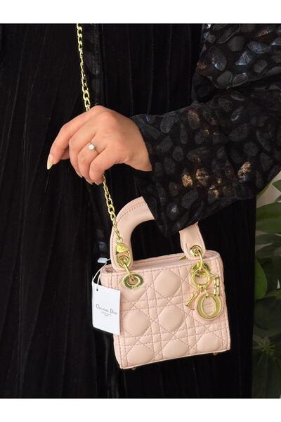 GENERAL A luxurious and exclusive women's shoulder bag with an elegant and cl...