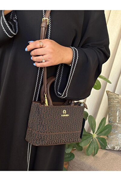 GENERAL A luxurious and exclusive women's shoulder bag with an elegant and cl...