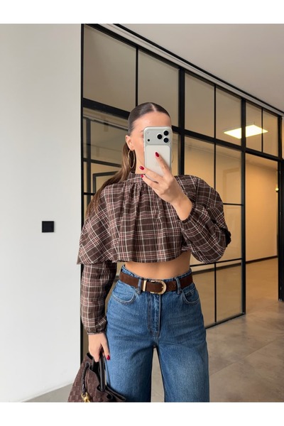 BB Bensu Buyruk EKOSELİ BELİ LASTİKLİ CROP BLUZ KAHVE