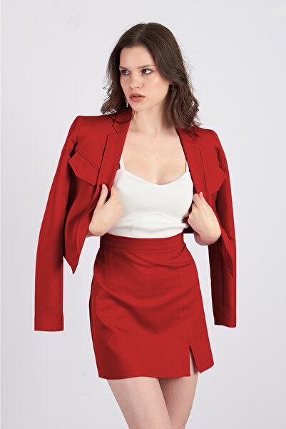 Ortaya Çık Kırmızı Yırtmaçlı Kumaş Mini Etek