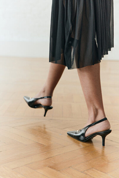 LUTVELIZADE Topuklu 2606 - Küt Burun Dekolteli Toka Detaylı Siyah Kadın Topuklu