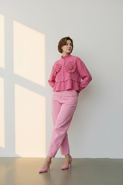 Pastelist. Özel tasarım yarı crop fırfır detaylı gömlek