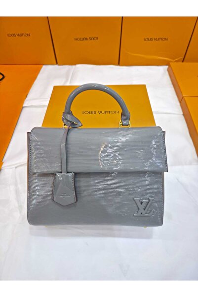 GGGG Elegant and sophisticated women's shoulder bag with all its accessories