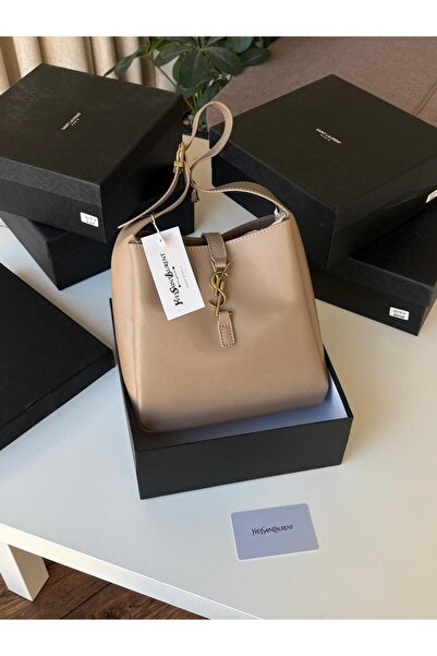 GGG Elegant and stylish women's shoulder bag with all its accessories