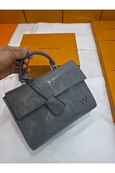 GGGG Elegant and sophisticated women's shoulder bag with all its accessories