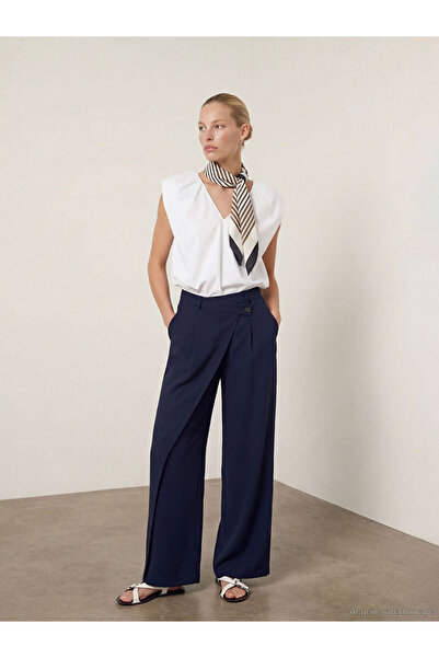 LC Waikiki Γυναικείο υφασμάτινο παντελόνι Navy Blue Standard Fit Με πιέτες