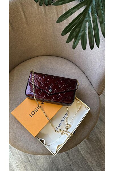 Generic A stylish and elegant bag in a burgundy color and pyramid shape.