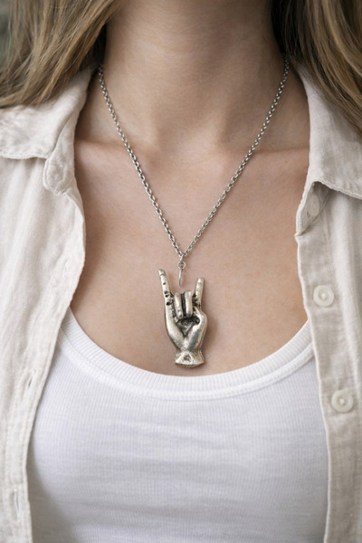 HER ŞEY NOTA www.herseynota.com قلادة معدنية على شكل إشارة يدوية - مع سلسلة ب...