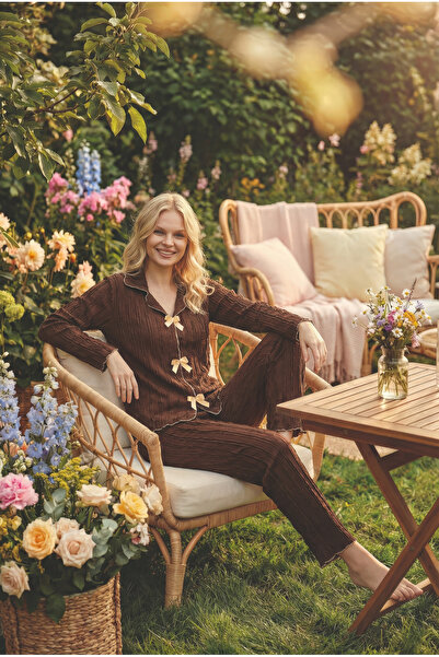 rindahomewear طقم بيجامة بأكمام طويلة من قماش بوروميكوك بني اللون مع تفاصيل ف...