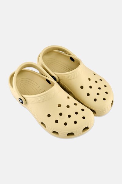 Crocs قباقيب كلاسيكية للأطفال الأولاد، بيج
