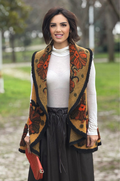 Nevin Kaya Moda Vestă din lână cu flori de culoare muștar
