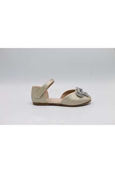 Obaha Shoes decorated with a silver bow