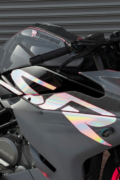 Banxtre ملصق أصلي ملون لـ CFMOTO 250SR (نصوص SR على اليمين واليسار) (يغطي الم...