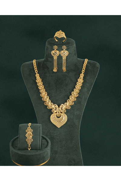 Un Charming Hearts Gold Alternative Jewelry Set