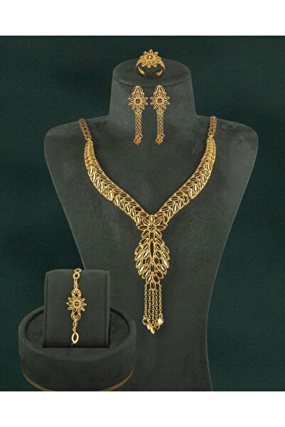 Un Gold-plated alternative jewelry set with an elegant box