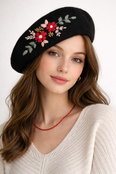 El Emeği Atölye Arakne Nakışlı Çiçek Desenli Siyah Keçe Ressam Bere