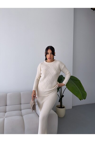 heree Elegant and Modern Single-Color Dress with a Timeless Skirt-Sweater Kni...