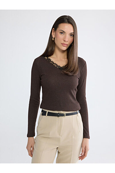 LC Waikiki Rmz Gi̇yi̇m Farkiyla V Dikim Lace Detailed Blouse