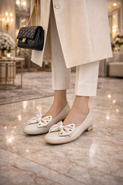 Gold Step 🔥 Modern Zarafet: Metal Detaylı Fiyonklu Kadın Babet Ayakkabı (Siy...