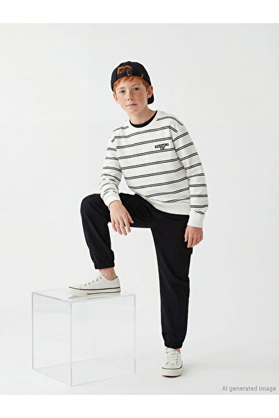 LC Waikiki بنطلون جوجر للأولاد باللون الأسود بقصة عادية